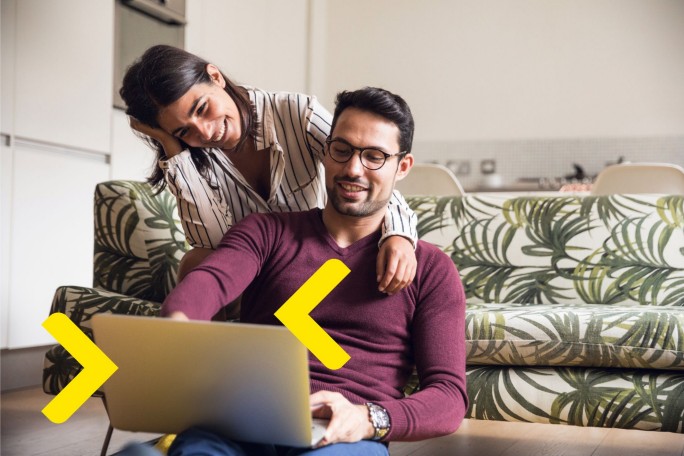 Preduzetnici koriste Halcom e-bank na laptopu za siguran platni promet, pregled stanja i devizna plaćanja