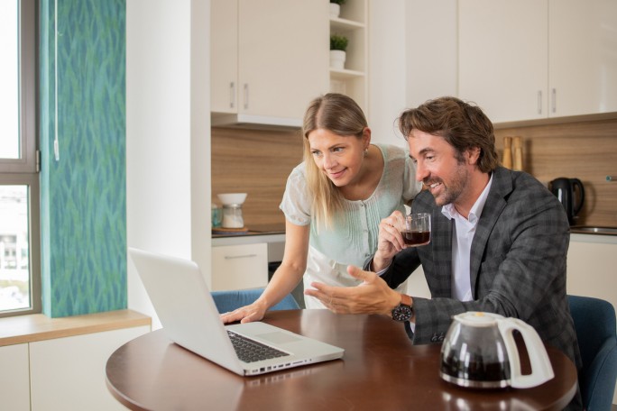 Par sigurno koristi RaiffeisenOnLine iz svog stana