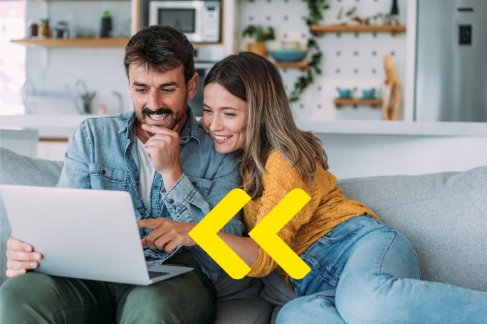 Mladi par koristi elektronsko bankarstvo na laptopu za sigurno plaćanje računa i upravljanje kućnim budžetom iz dnevne sobe