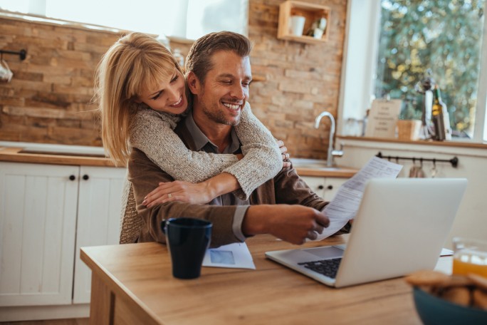 Muž i žena izvršavaju plaćanje računa preko Raiffeisen elektronskog bankarstva