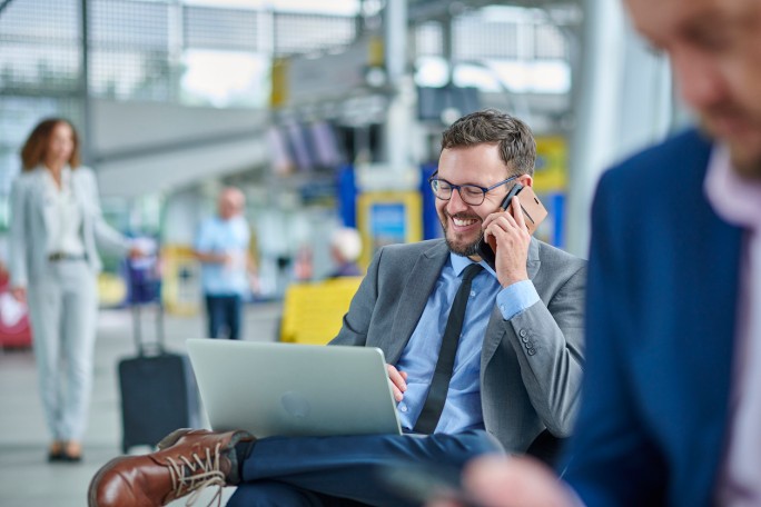 Muškarac zadovoljan uslugom elektronskog bankarstva Raiffeisen banke