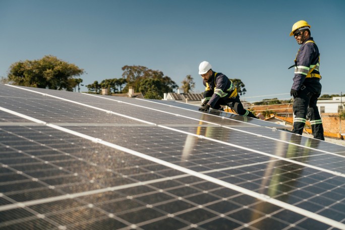 Montaža solarnih panela na krovu zgrade kao deo projekta energetske efikasnosti podržanog namenskim eko kreditom