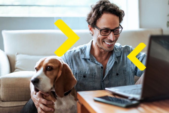 Čovek sa psom plaćanje vrši putem RaiAccept-a