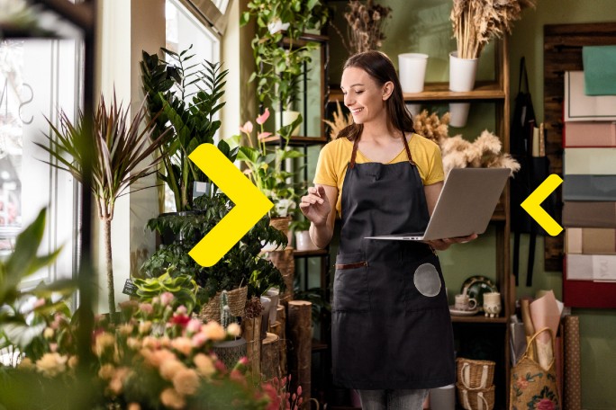 Entrepreneur opening a Raiffeisen Biznis iRačun online with business cards delivered to home address