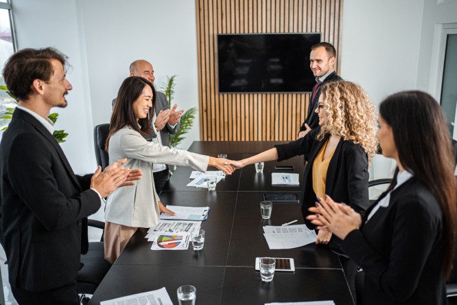 Grupa ljudi na sastanku vezanom za medjunarodni platni promet