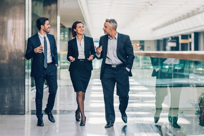 Troje ljudi u banci razgovaju o tome kako otvoriti račun u Raiffeisen banci