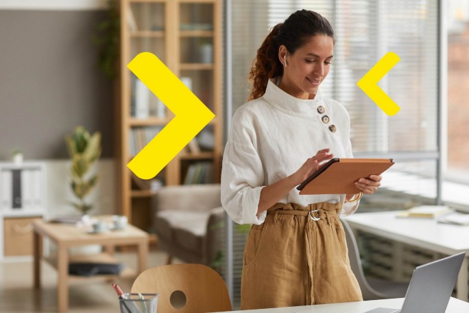 Žena u svojoj sobi preko tableta otvara Gold paket za preduzetnike