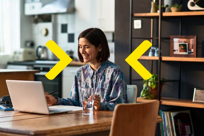 Mlada žena preko laptopa otvara preduzetnik plus paket u Raiffeisen banci