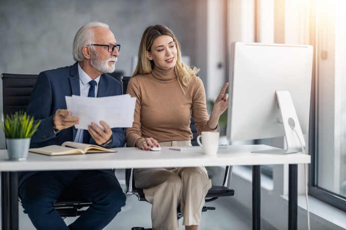 Klijent sa bankarkom radi otvaranje prvog racuna u Raiffeisen banci